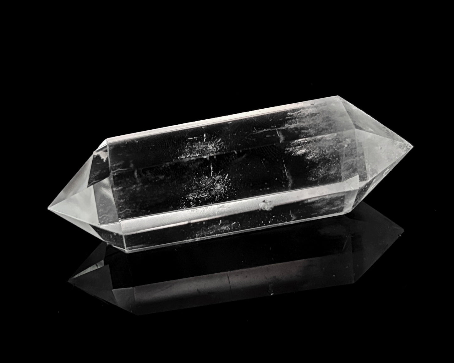 Doppelender aus Bergkristall auf schwarzem Hintergrund