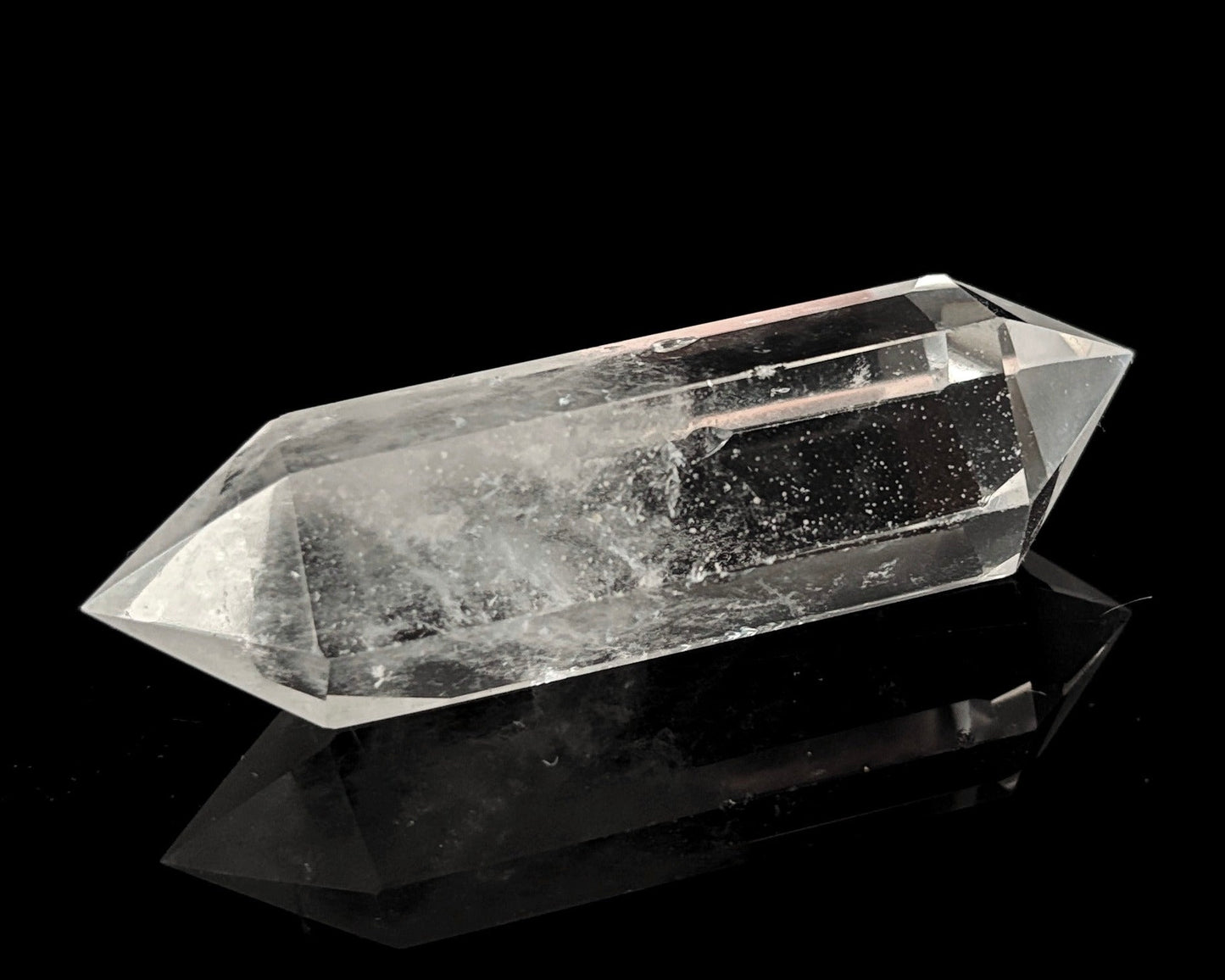 Bergkristall Doppelender mit Einschlüssen auf schwarzem Hintergrund