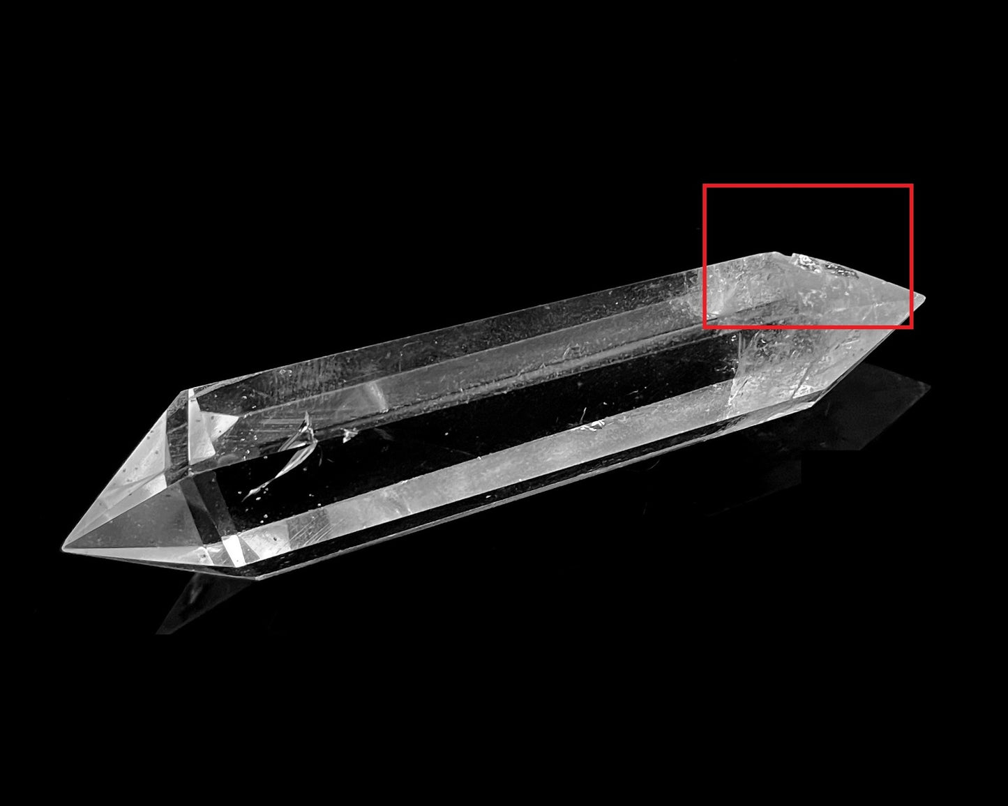 Doppelender aus Bergkristall auf schwarzem Hintergrund