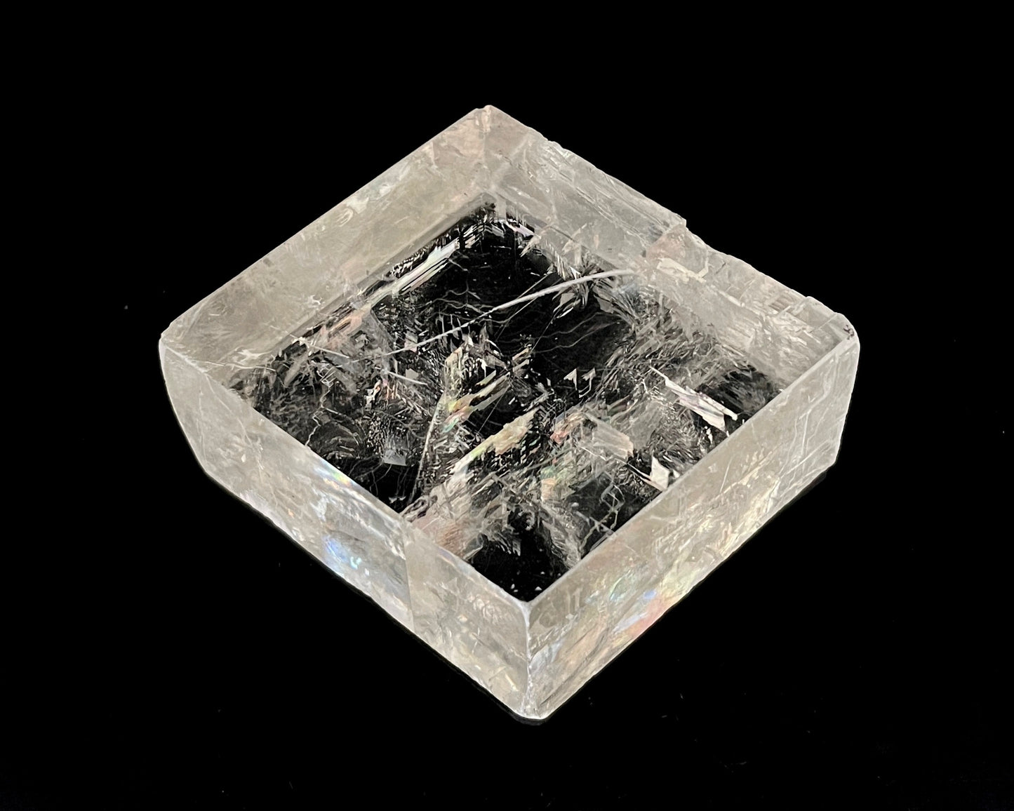 optischer Calcit mit Lichtbrechung auf schwarzem Hintergrund