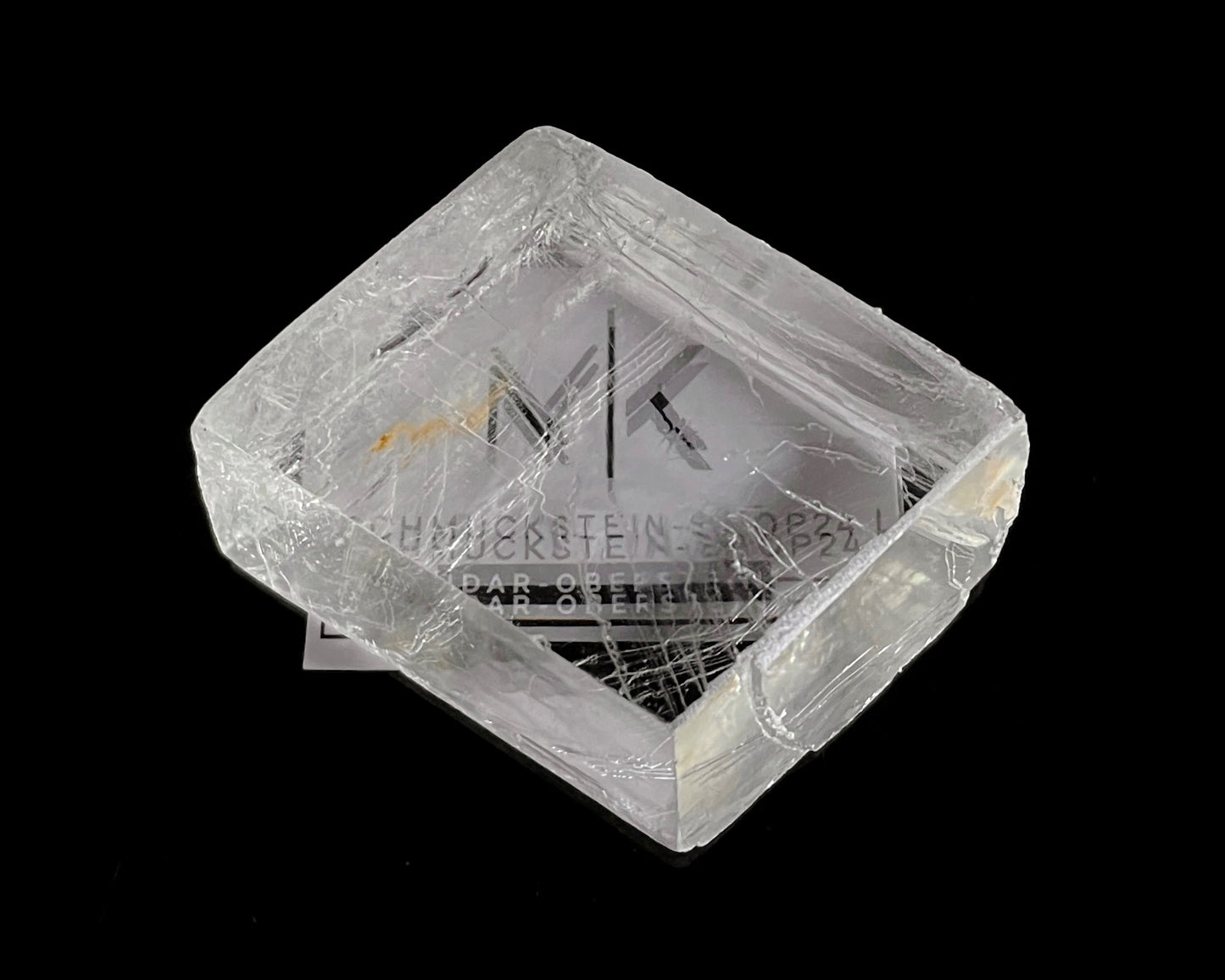 optischer Calcit mit Doppelbrechung auf schwarzem Hintergrund