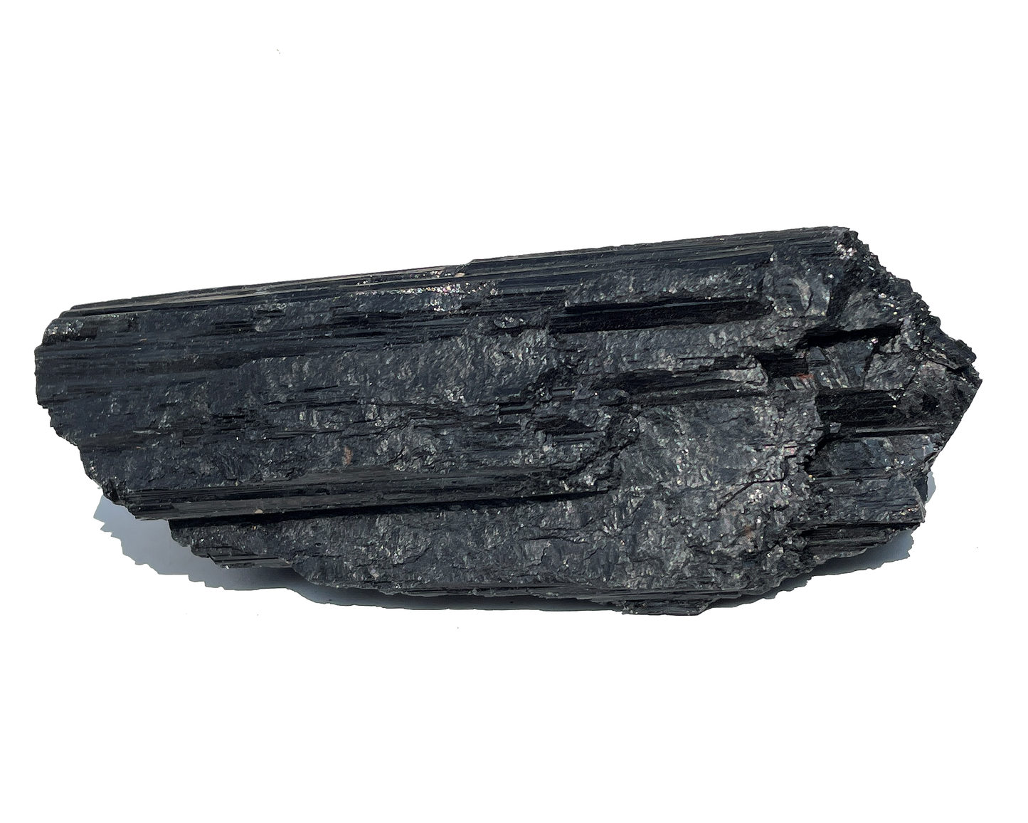 Vorderansicht Turmalin Rohstein auf weißem Hintergrund