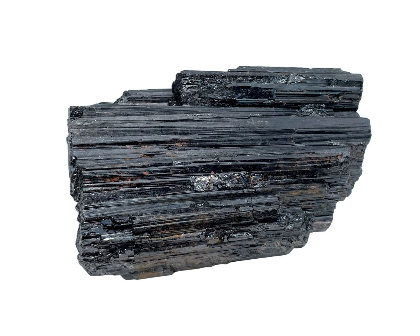 Vorderansicht: schwarzer Turmalin Schörl Rohstein Wasserstein auf weißem Hintergrund