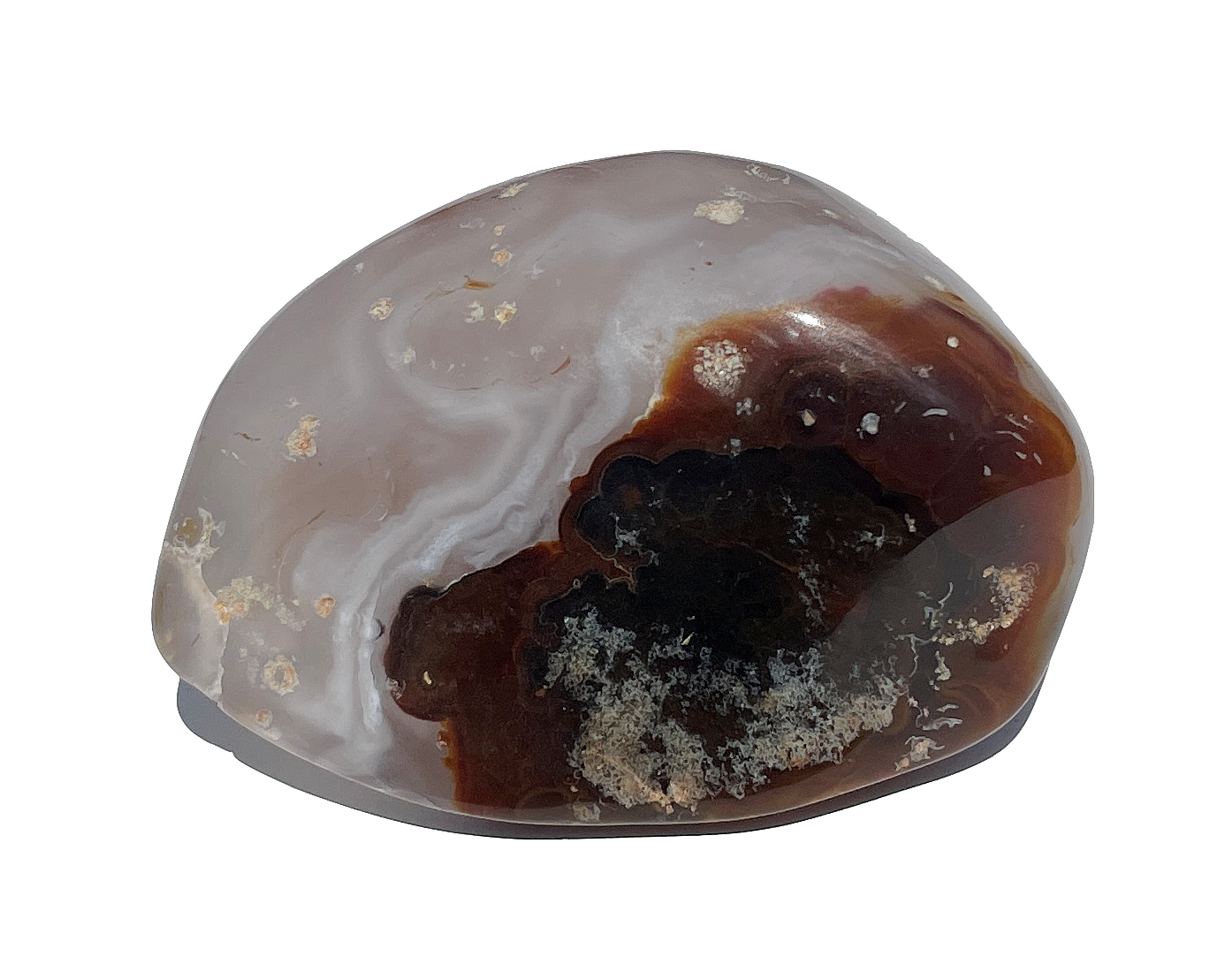 natürlicher Wasserachat mit Maserung auf weißem Hintergrund