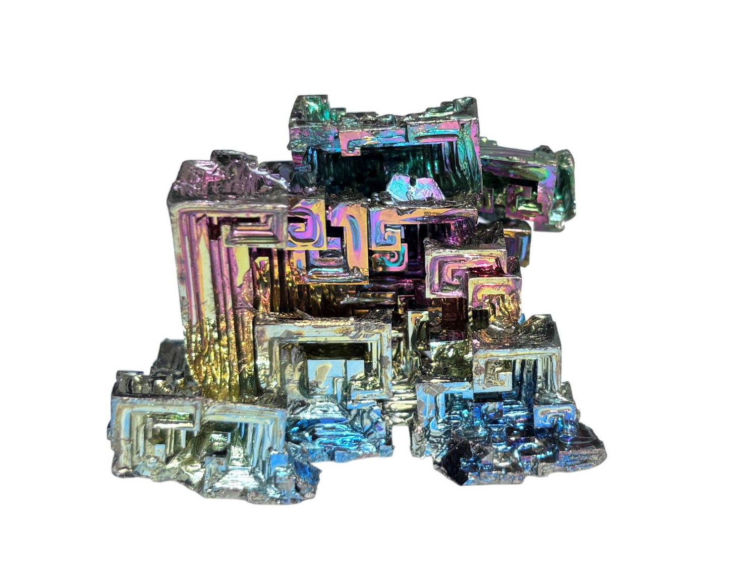 buntes Wismut Kristall auf weißem Hintergrund