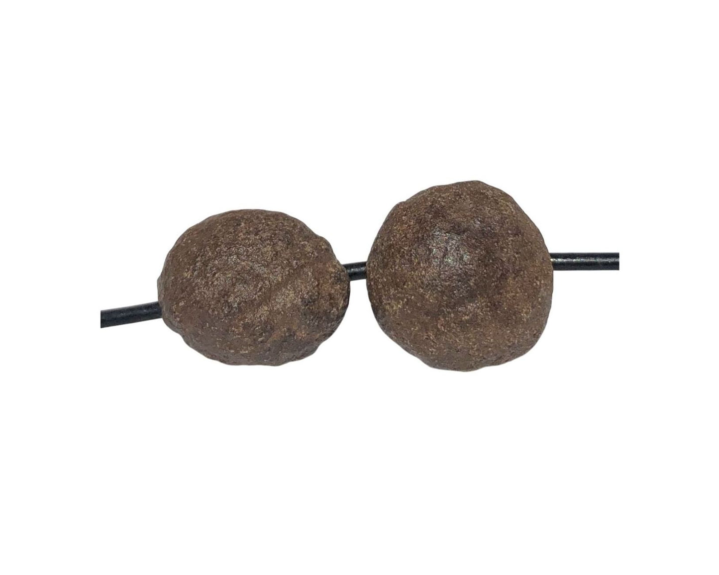 Moqui Marbles in verschiedenen Formen auf weißem Hintergrund