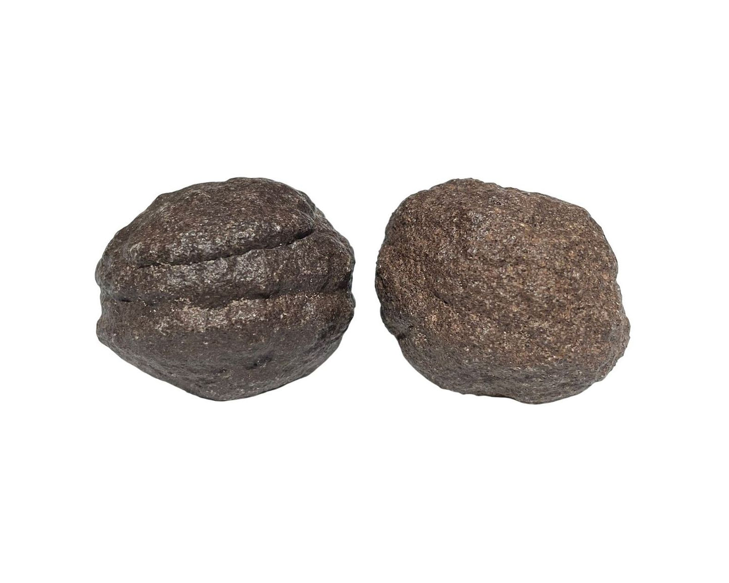 Moqui Marbles paarweise nebeneinander auf weißem Hintergrund