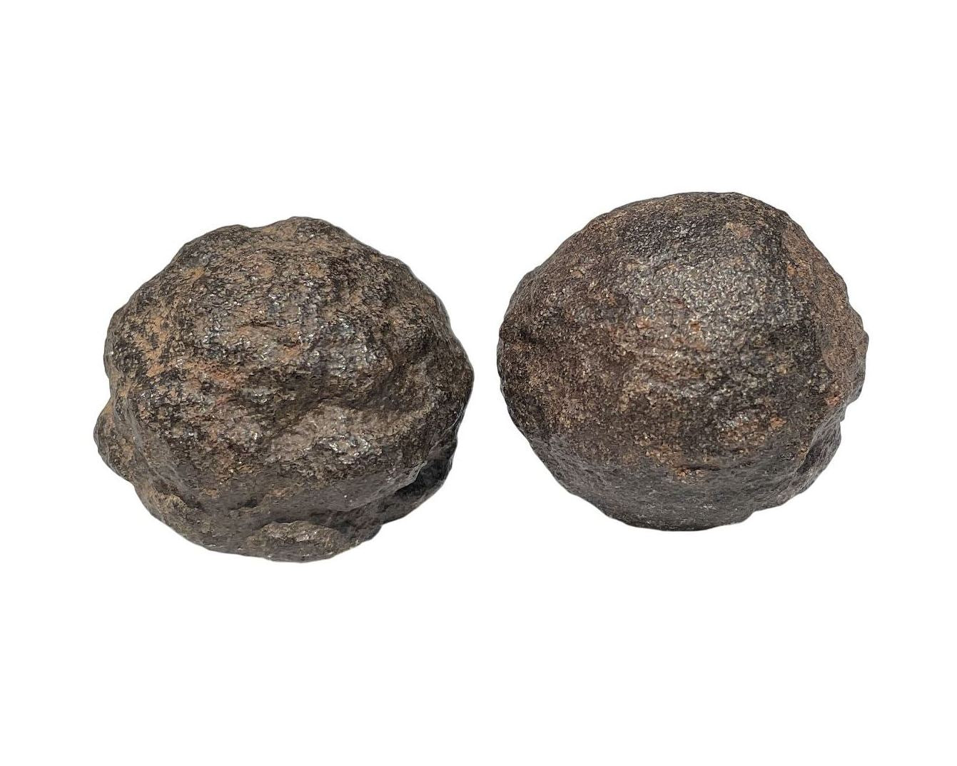 Zwei Moqui Marbles Unikate nebeneinander