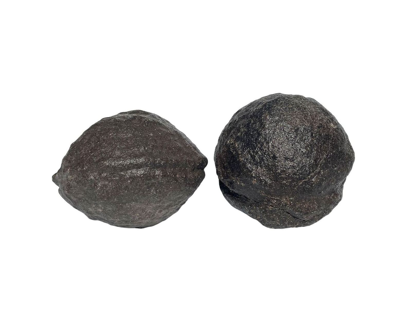 Moqui Marbles in verschiedenen Formen auf weißem Hintergrund