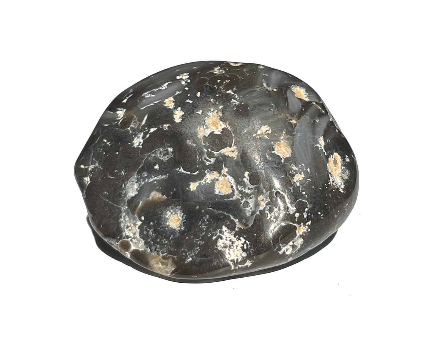 Seitenansicht: einzelner Wasserachat auf weißem Hintergrund