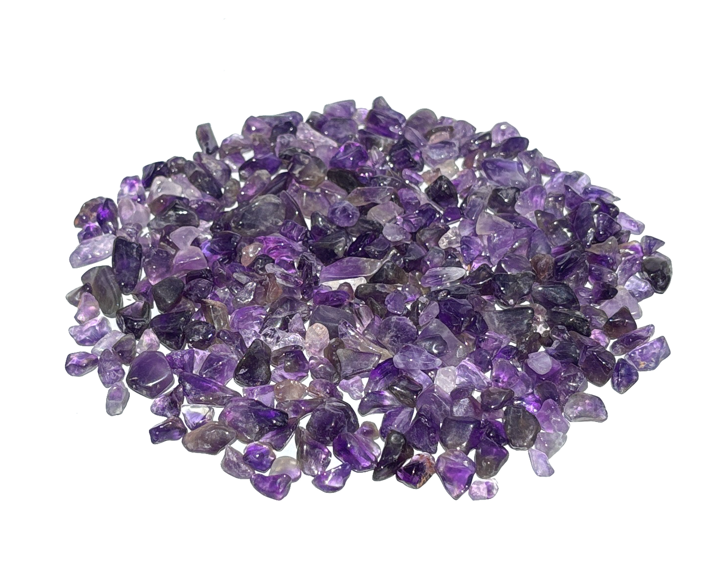 Vielzahl an Amethyst Trommelsteinen auf weißem Hintergrund