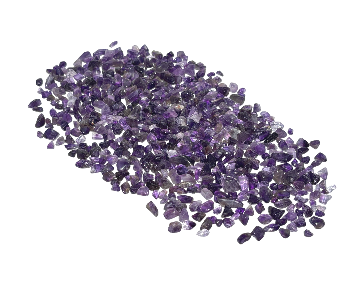 Ansammlung von Amethyst Trommelsteinen auf weißem Hintergrund