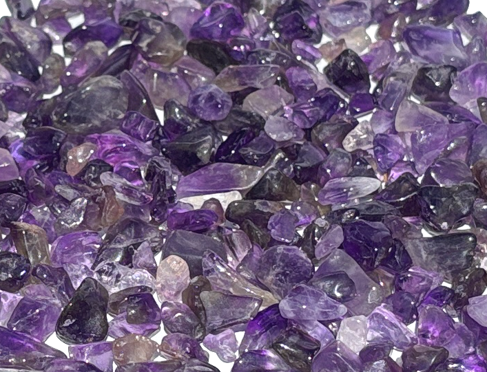 Ansicht von oben: Amethyst Trommelsteine auf weißem Hintergrund