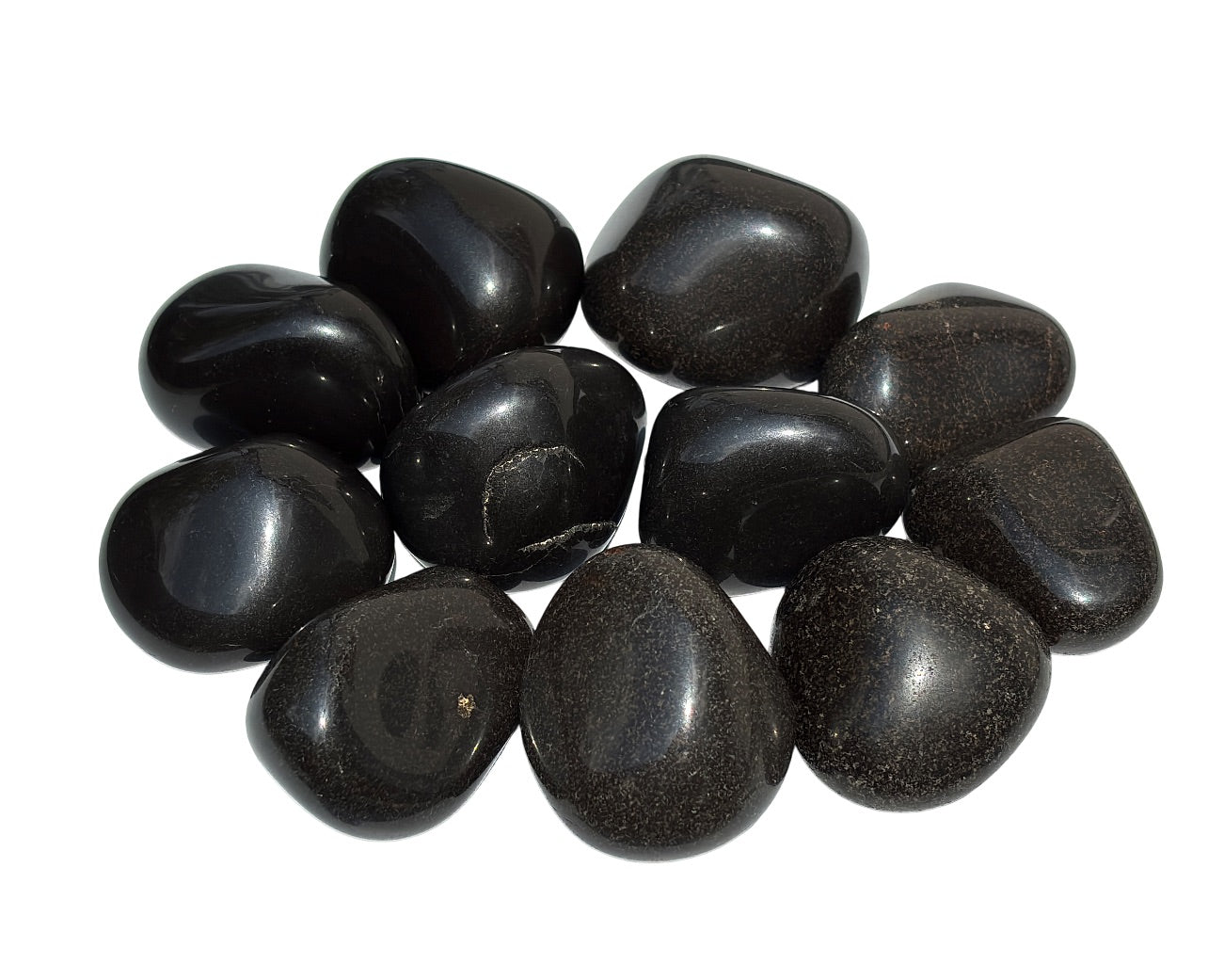 Ansicht von vorn: Onyx Trommelsteine auf weißem Hintergrund