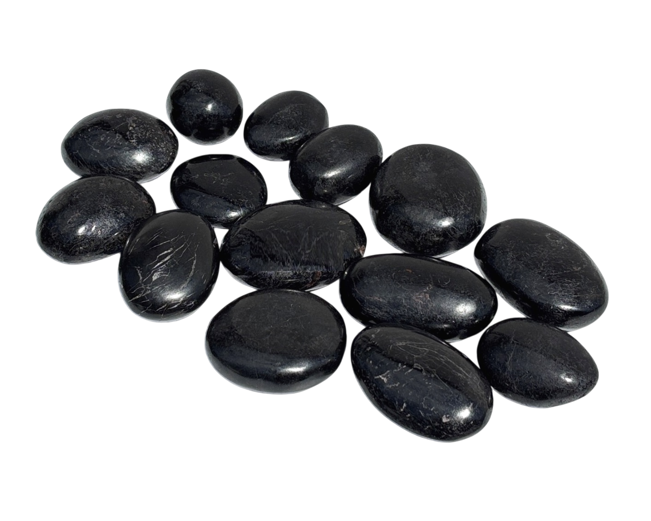 Vorderansicht: Ansammlung von Turmalin Trommelsteine auf weißem Hintergrund