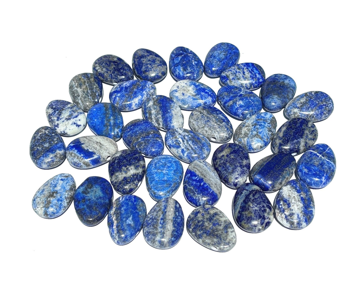 Vielzahl an Laspislazuli Anhängern in blauer Farbe auf weißem Hintergrund