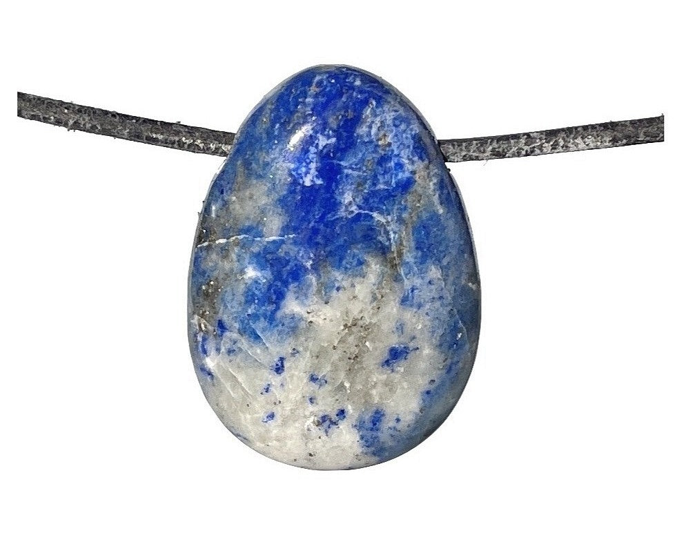 blauer Lapislazuli Anhänger mit Band auf weißem Hintergrund