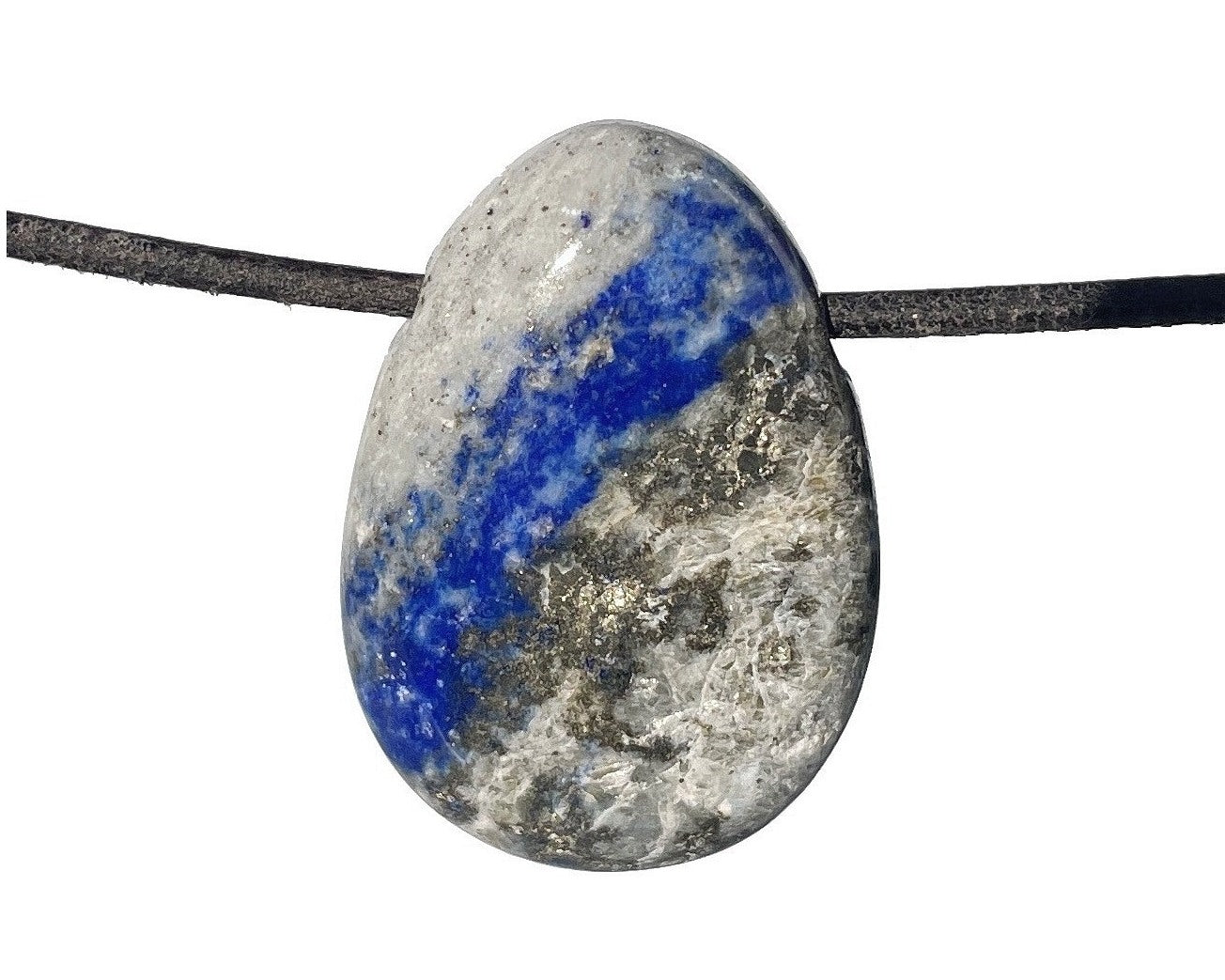 Vorderansicht: Lapislazuli Anhänger mit Band auf weißem Hintergrund