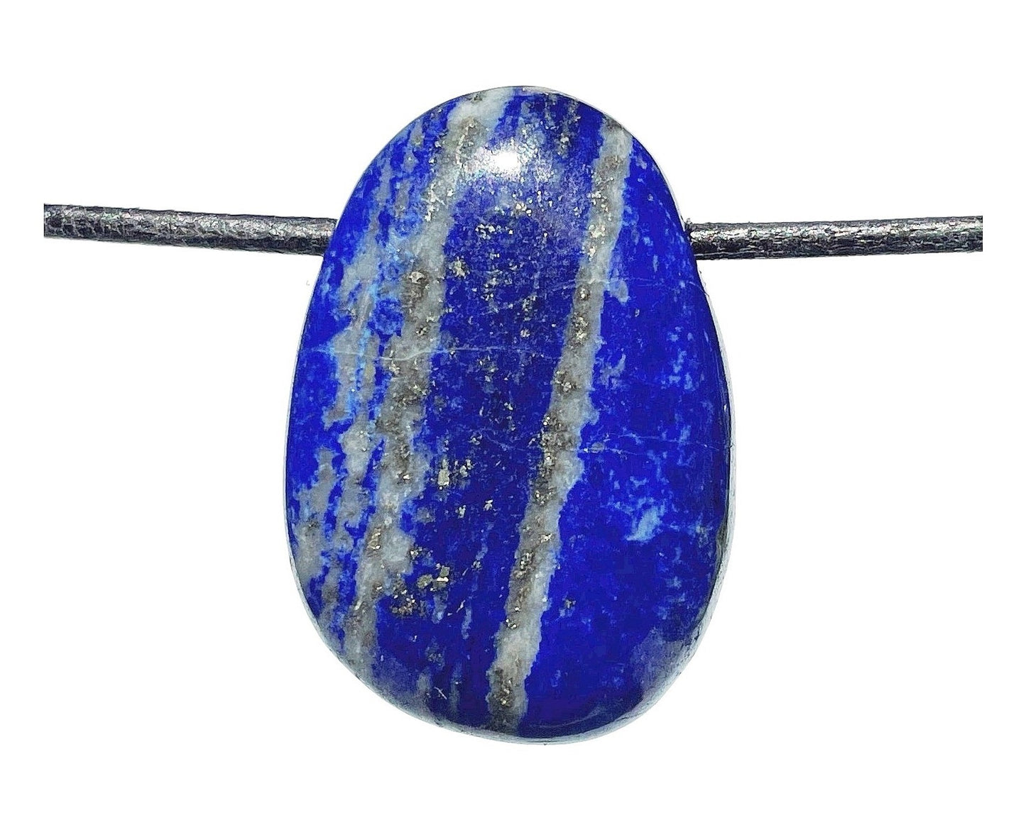 Lapislazuli Anhänger mit Band auf weißem Hintergrund
