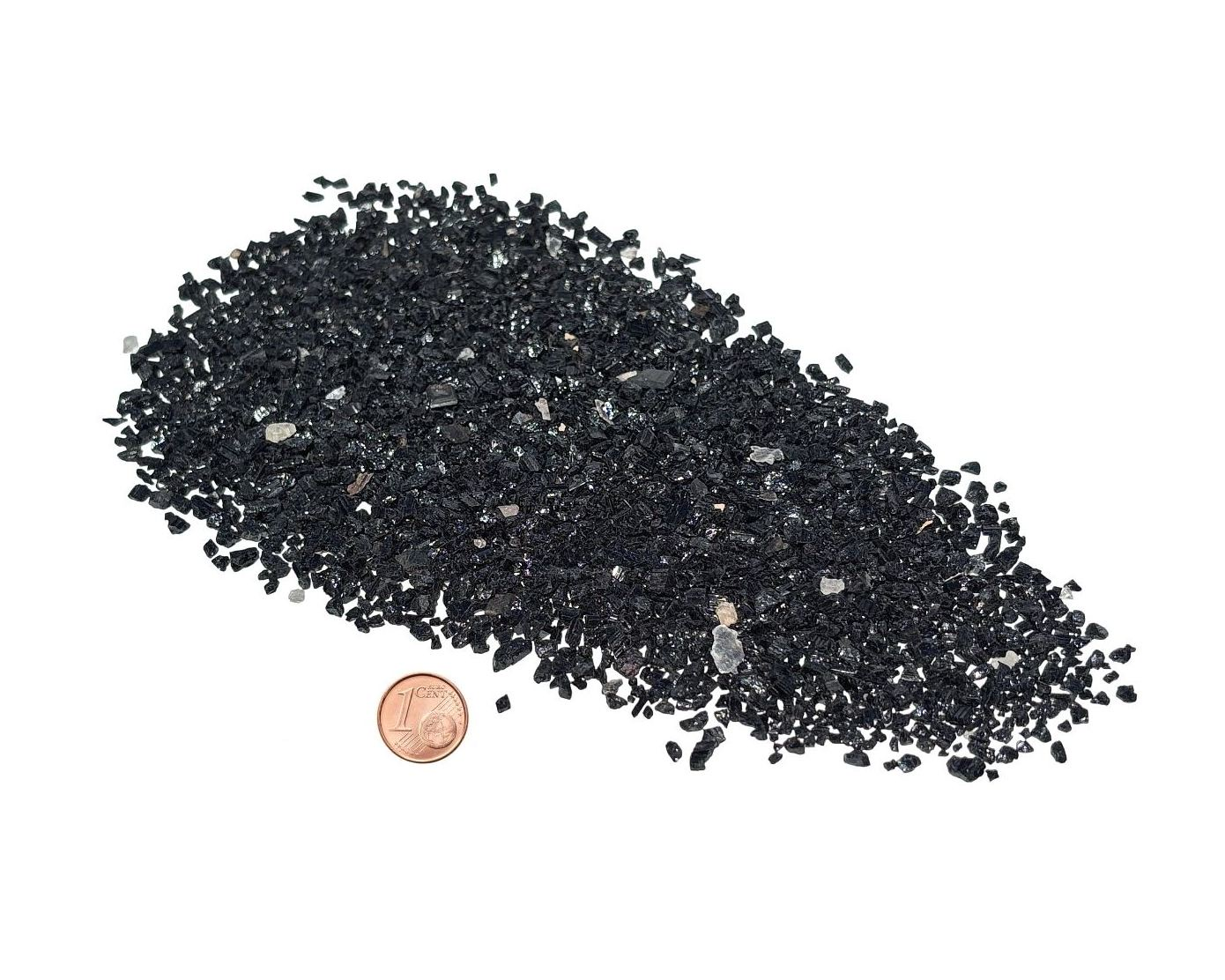 Vorderansicht: Vielzahl an Turmalin Kristallen auf weißem Hintergrund im Größenvergleich mit einem Pfennig