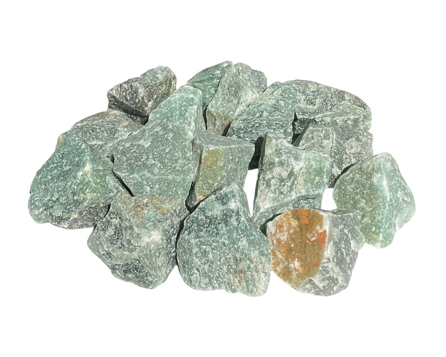 Sammlung von grünen Aventurin Rohsteinen auf weißem Hintergrund