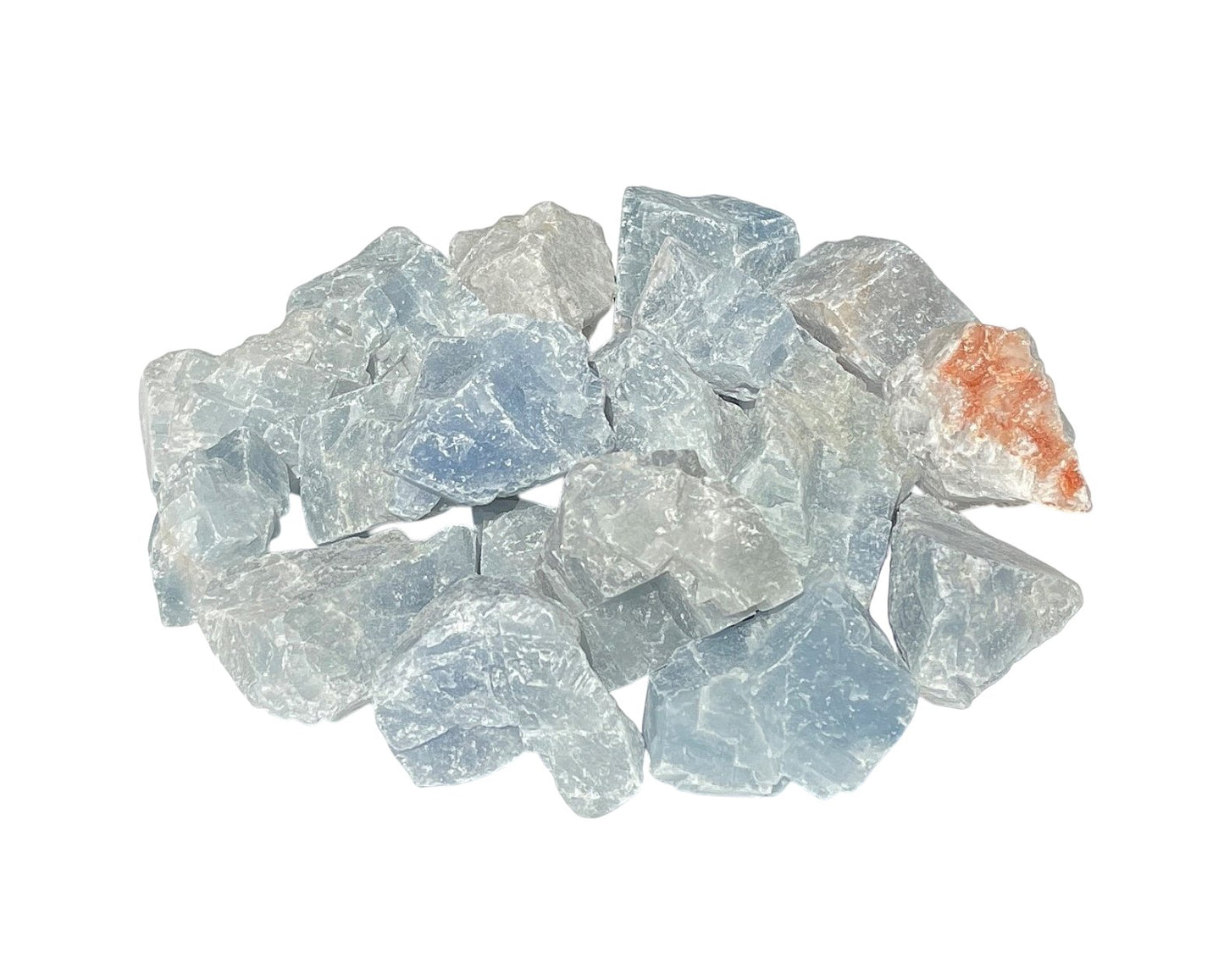 Sammlung von Calcit blau Rohsteinen auf weißem Hintergrund