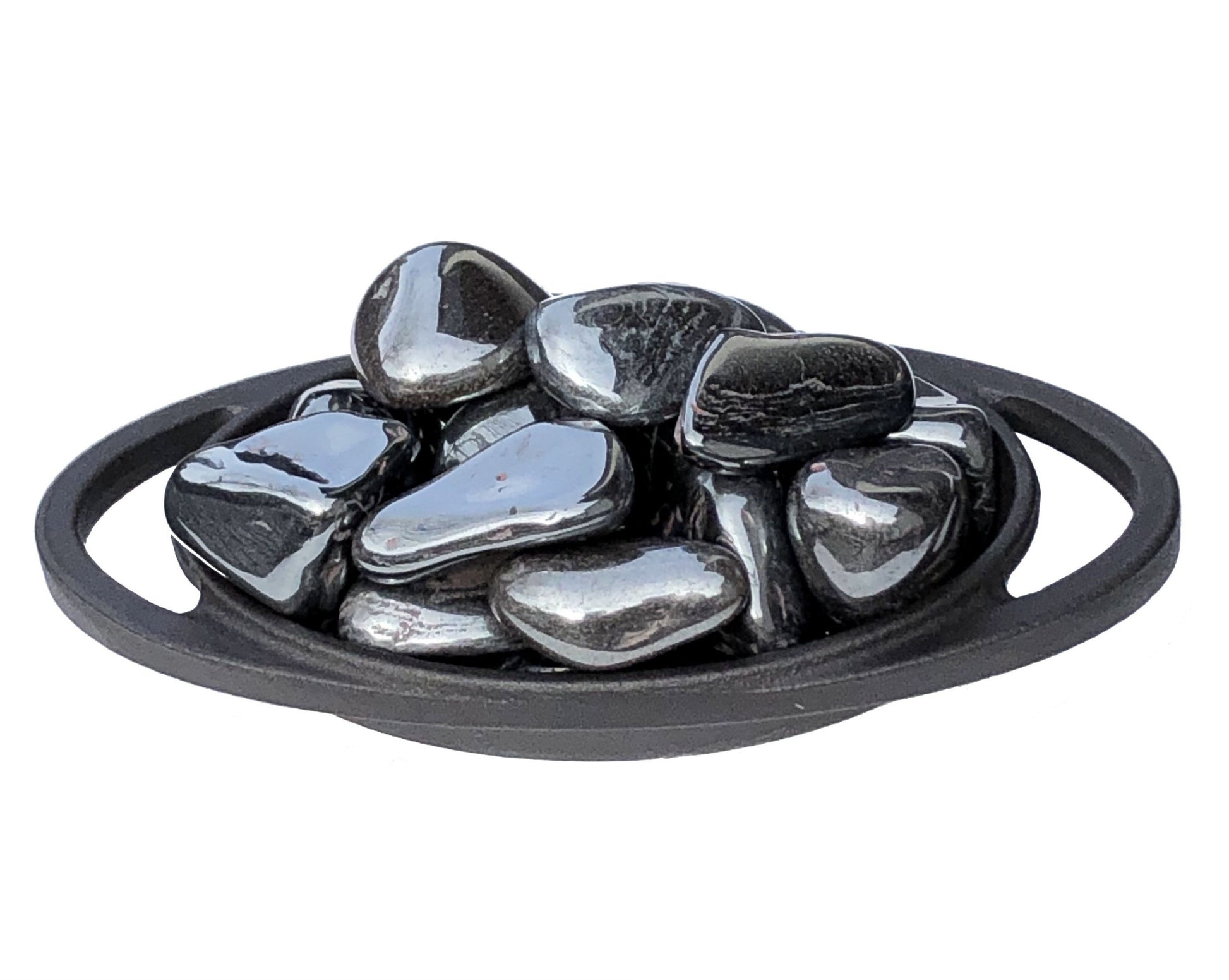 Ansicht von vorn: Hämatit Trommelsteine in einer Schale auf weißem Hintergrund