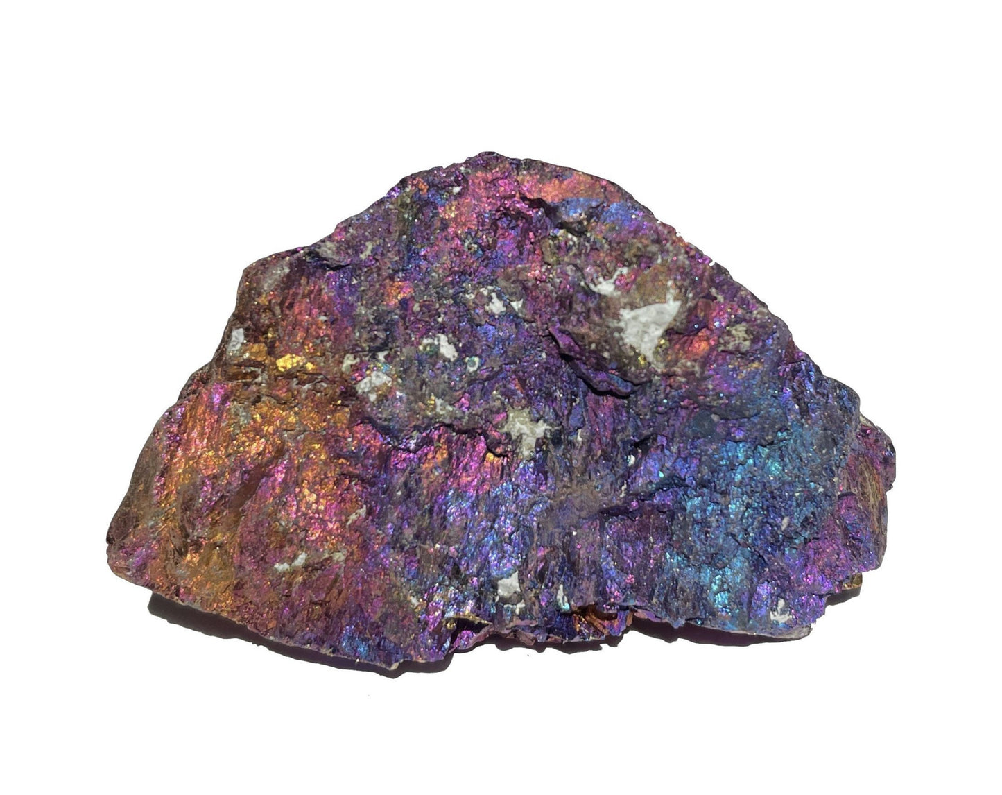 Buntkupfer Rohstein - Chalkopyrit mit irisierende Farben auf weißem Hintergrund