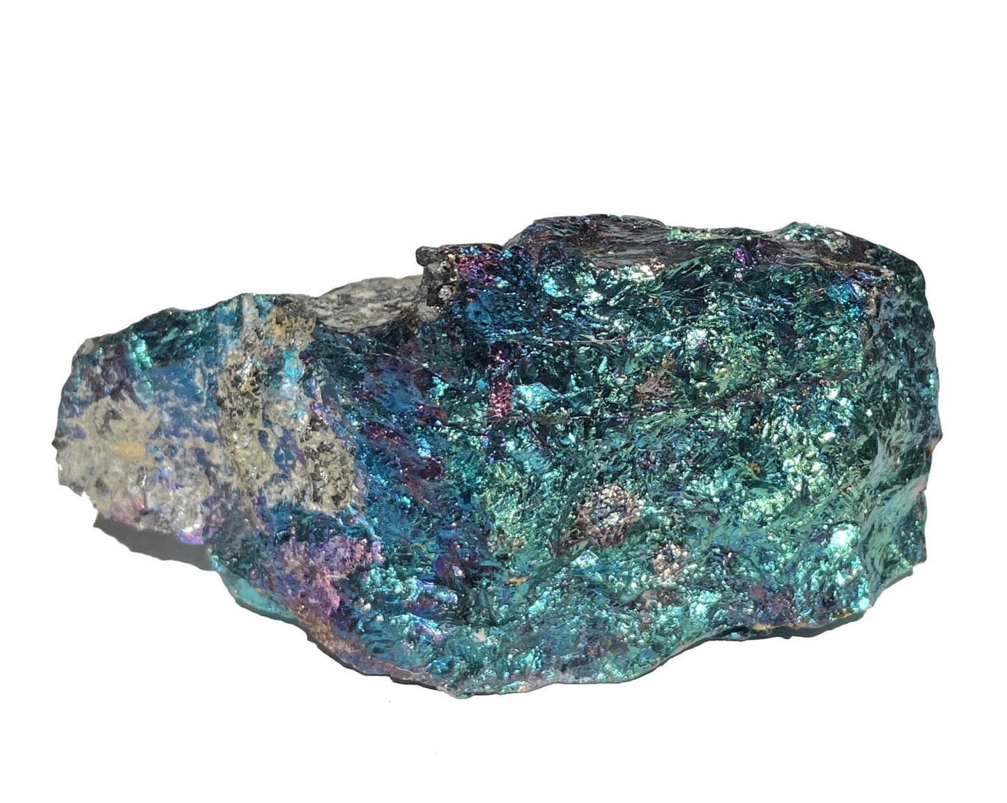 schillerndes Buntkupfer in Regenbogenfarben auf weißem Hintergrund