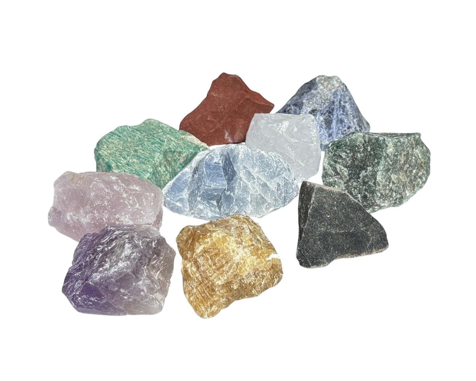 Ansammlung natürlicher bunter Rohsteine auf weißem Hintergrund