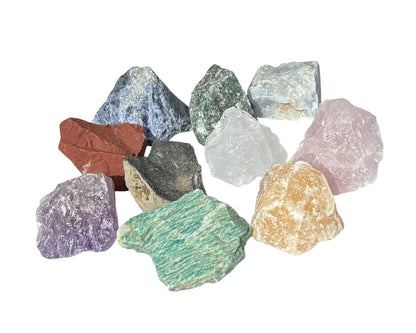 Bunte Rohsteine in verschiedenen Formen auf weißem Hintergrund