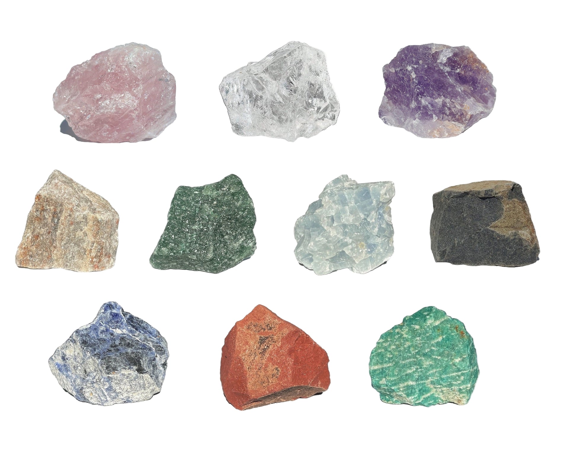 bunter Mix Rohsteine nebeneinander und untereinander angeordnet auf weißem Hintergrund