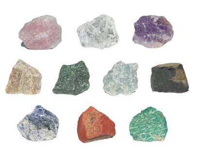 bunter Mix Rohsteine nebeneinander und untereinander angeordnet auf weißem Hintergrund