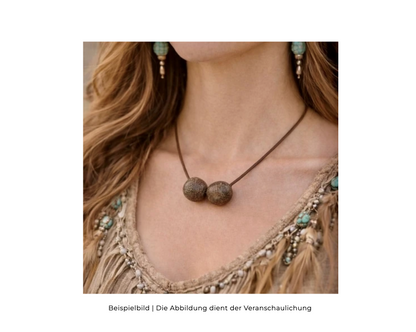 Moqui Marbles angezogen an Frau als Kette