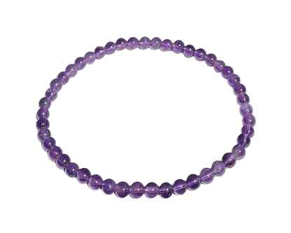 violettes Amethyst Armband auf weißem Hintergrund
