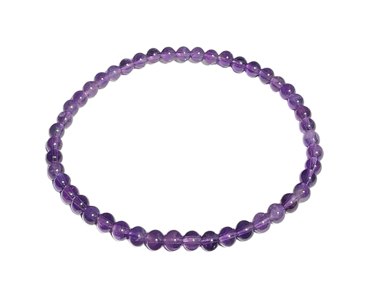 violettes Amethyst Armband auf weißem Hintergrund
