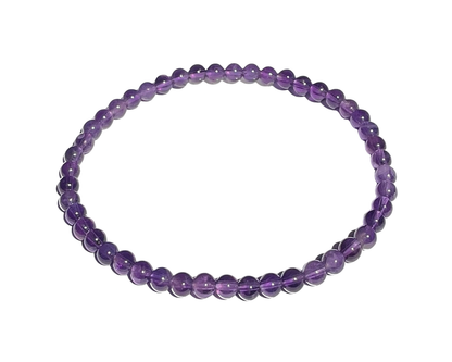 violettes Amethyst Armband mit runden Kugeln auf weißem Hintergrund