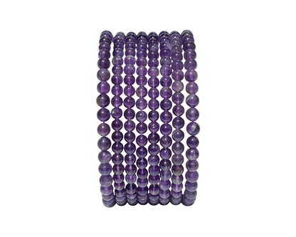 Längsansicht: violettes Amethyst Armband mit runden Kugeln auf weißem Hintergrund