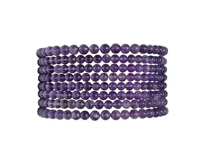Queransicht: violettes Amethyst Armband mit runden Kugeln auf weißem Hintergrund