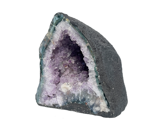 Seitenansicht: einzelne Amethyst Druse mit violetten Kristallen auf weißem Hintergrund