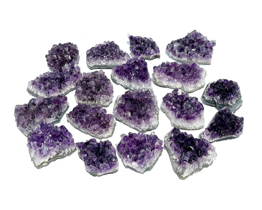 Vielzahl kleiner violetter Amethyst Stufen auf weißem Hintergrund