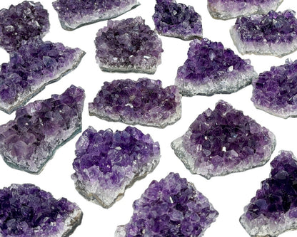 Sammlung natürlicher kleiner violetter Amethyst Stufen auf weißem Hintergrund