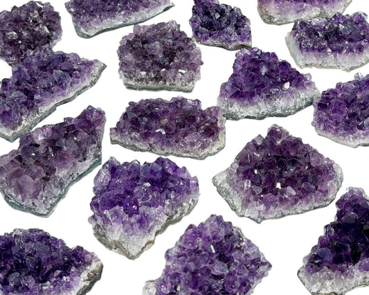 Sammlung natürlicher kleiner violetter Amethyst Stufen auf weißem Hintergrund