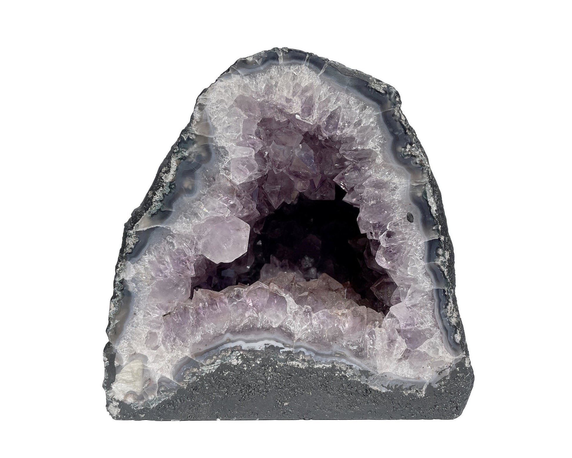 Vorderansicht einer Amethyst Druse auf weißem Hintergrund
