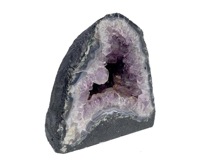 Amethyst Geode mit glitzernden Kristallen in violetten Farbtönen auf weißen Hintergrund