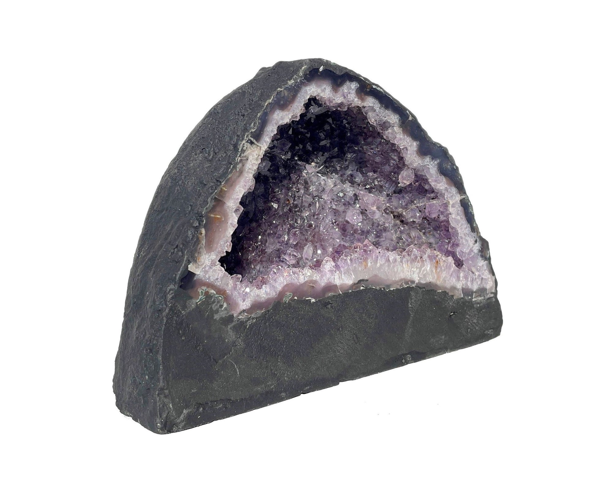 Seitenansicht: einzelne Amethyst Druse mit violetten Kristallen auf weißem Hintergrund