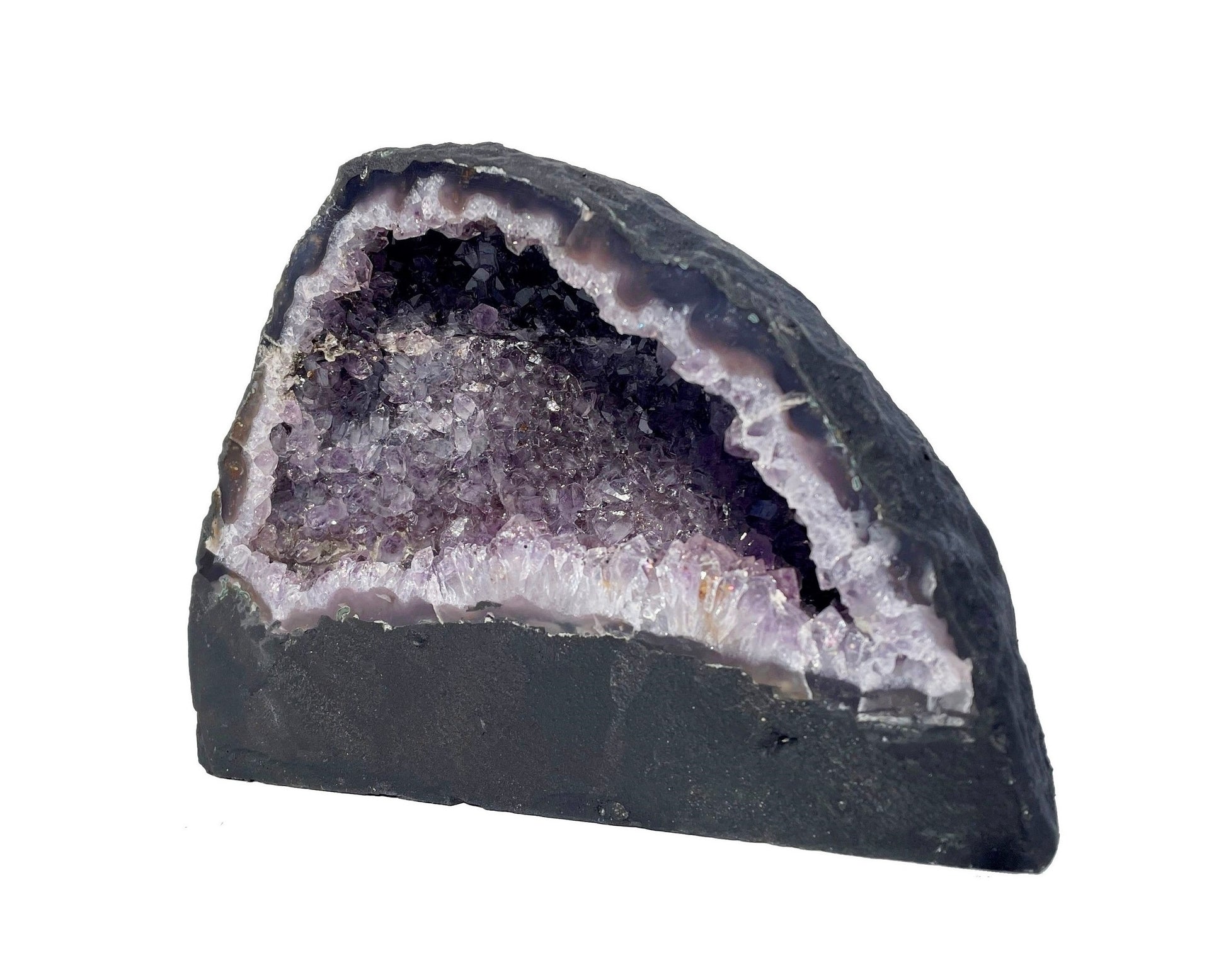 Amethyst Geode mit glitzernden Kristallen in violetten Farbtönen auf weißen Hintergrund