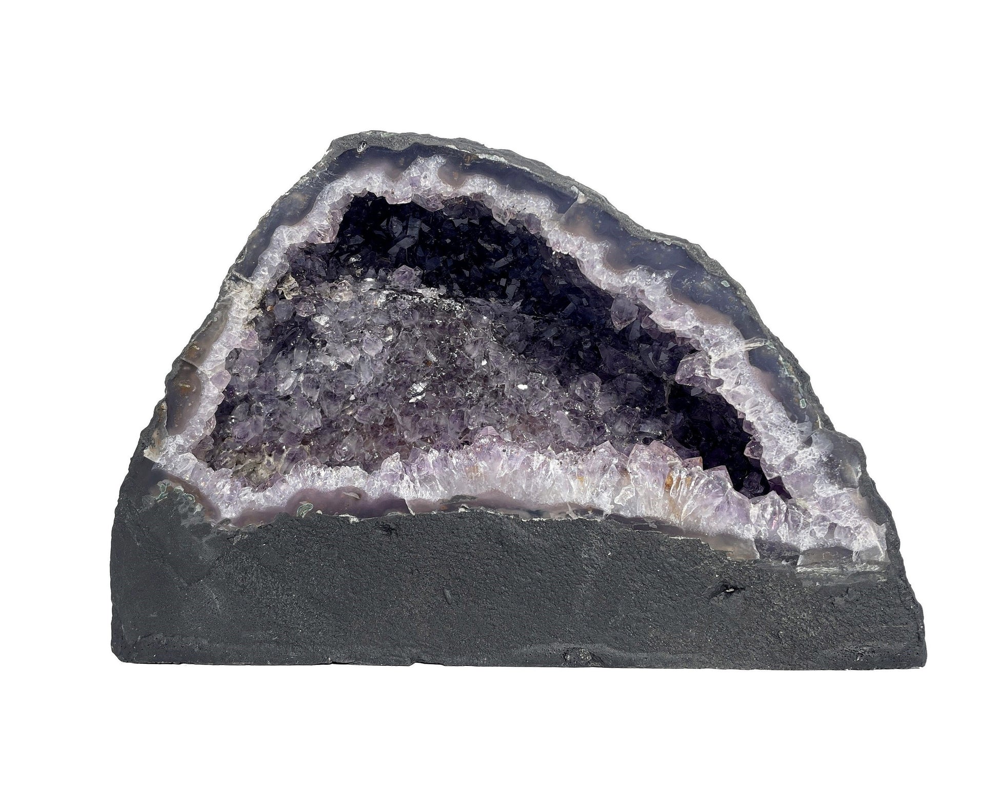 Vorderansicht einer Amethyst Druse auf weißem Hintergrund