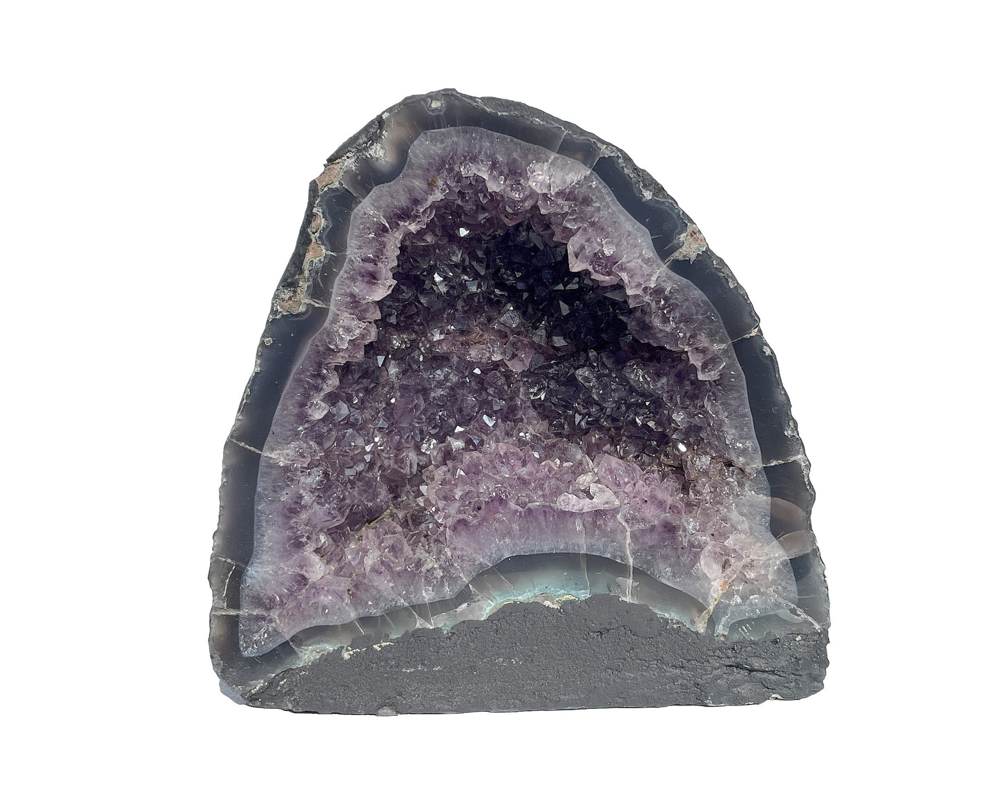 Vorderansicht einer Amethyst Druse auf weißem Hintergrund
