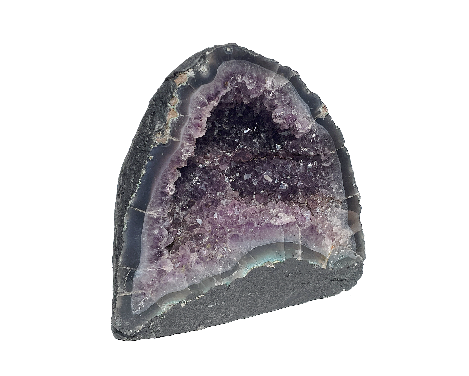 Amethyst Geode mit glitzernden Kristallen in violetten Farbtönen auf weißen Hintergrund